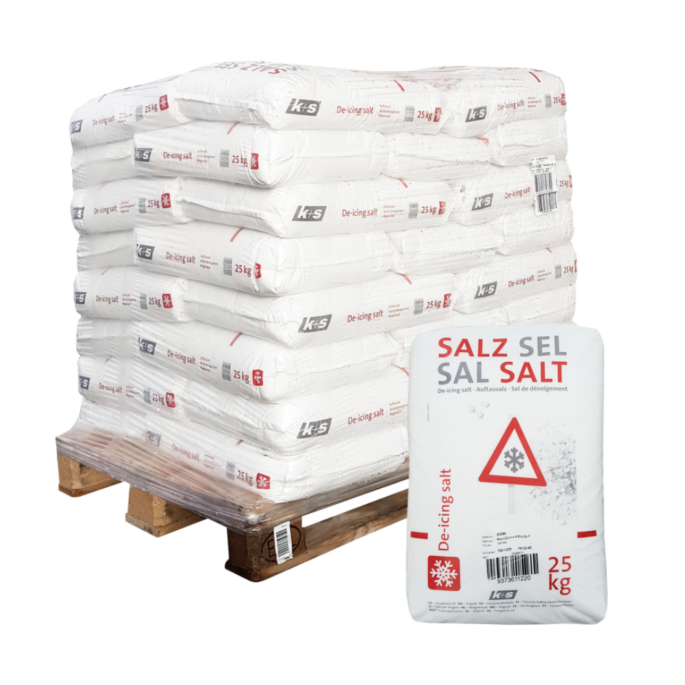 On a wooden pallet, there is a stack of 25 bags, each 25 kg, of K+S AG rock de-icing salt for winter service, arranged dry. One bag stands upright at the front and bears the inscription "SALZ SEL SALT" along with a snowflake and a warning triangle – perfect for winter service. The product comes from K+S Minerals and Agriculture GmbH.