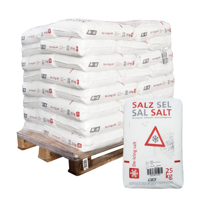 On a wooden pallet, there is a stack of 25 bags, each 25 kg, of K+S AG rock de-icing salt for winter service, arranged dry. One bag stands upright at the front and bears the inscription "SALZ SEL SALT" along with a snowflake and a warning triangle – perfect for winter service. The product comes from K+S Minerals and Agriculture GmbH.