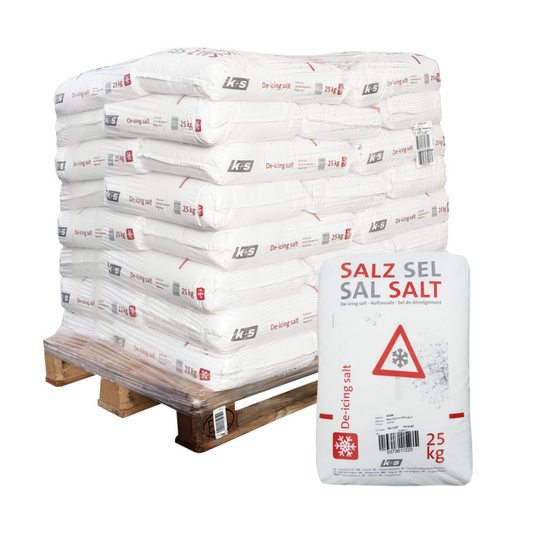 Auf einer Holzpalette stapeln sich weiße 25 kg Säcke Streusalz der K+S AG für den Winterdienst, sicher in Folie eingewickelt. Ein Sack ist einzeln vorne ausgestellt und trägt den Text „SALZ SEL SALT“ sowie ein Schneeflockensymbol und ein Warndreieck und ist damit optimal für den Winterdienst geeignet.