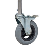 Eine Nahaufnahme des Novocal PU-geschäumtes Rad für Mehrzweckwagen, 150 mm Durchmesser, mit Metallgehäuse und Bremshebel. Dieses Rad ist Teil eines Sets (2 Schwenkräder, 2 Stoppräder) und wird an einer Metallstange befestigt.