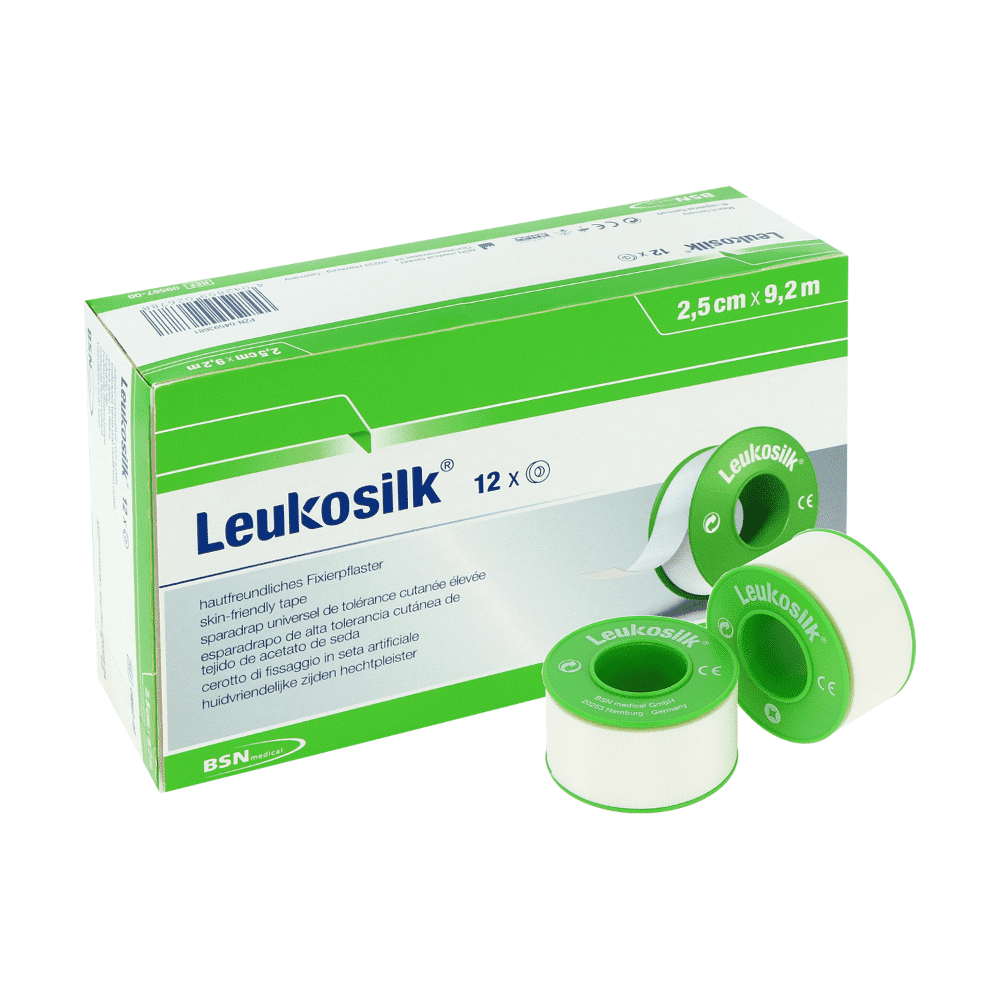 Bild von Leukosilk Rollenpflaster, einem hautfreundlichen medizinischen Klebeband, das sich ideal für empfindliche Haut eignet. Die Box mit der Marke BSN medical GmbH (essity) in Weiß und Grün enthält Produktdetails und die Abmessungen sind mit 2,5 cm x 9,2 m angegeben. Drei einzelne Rollen Leukosilk-Klebeband sind auf der Vorderseite der Box platziert, die 12 Rollen zur zuverlässigen Fixierung von Verbänden enthält.