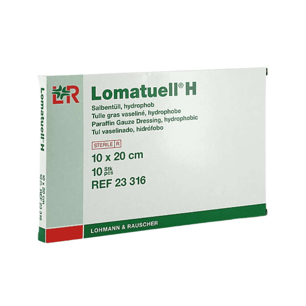 Eine rechteckige Schachtel mit Lohmann & Rauscher Lomatuell H Salbentüll Wundauflagen von Lohmann & Rauscher GmbH & Co. KG. Die weiße Schachtel mit grünen und roten Akzenten enthält einen Text mit detaillierten Produktspezifikationen wie Größe (10 x 20 cm), Menge (10 Stück) und Referenznummer (REF 23 316). Diese nicht haftenden Wundauflagen sind mit weißer Vaseline imprägniert und sorgen für eine schonende Pflege oberflächlicher Wunden.