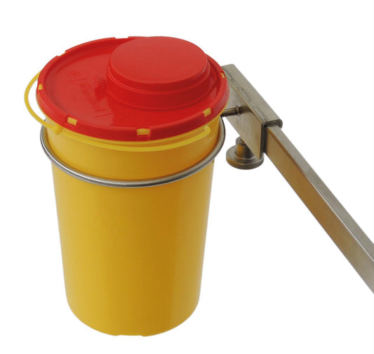 Ein gelber 1,5-Liter-Behälter mit rotem Deckel wird von einem Novocal Medibox-Set 10 Boxen (inkl. 1 Edelstahlhalterung), das an einer horizontalen Stange befestigt ist, sicher gehalten.