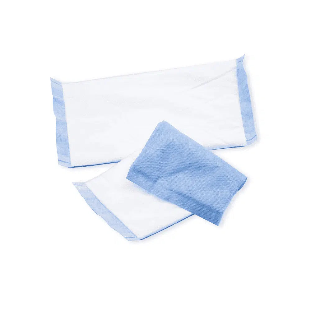 Two folded white towels and one folded blue washcloth, designed for the Meditrade BeeSana® absorbent compress – 25 pieces, neatly arranged on a plain white background by Meditrade GmbH.