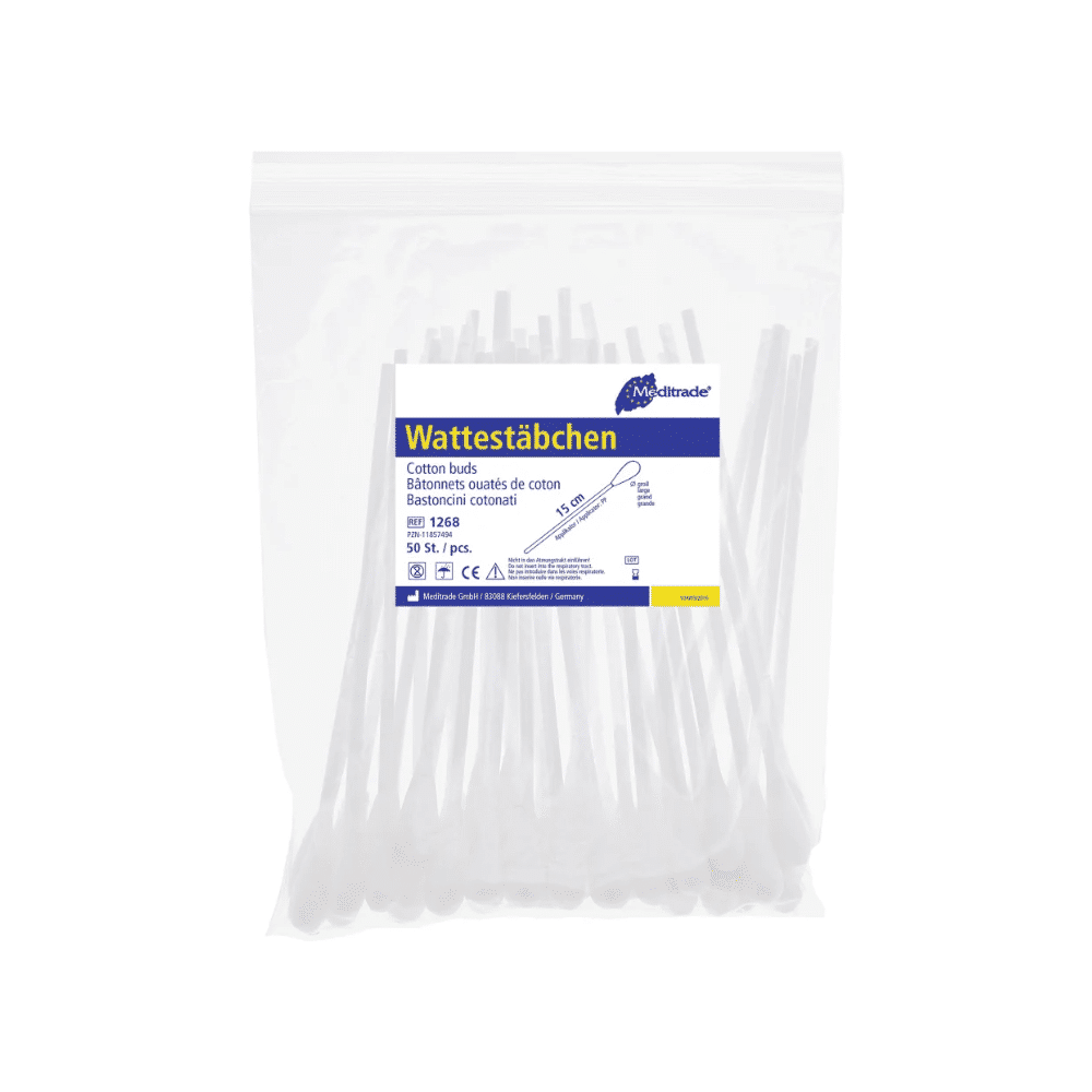 A transparent plastic packaging with cotton swabs, blue-white labeled with the text “Meditrade Cotton Swabs” from Meditrade GmbH as well as product details in German and English for medical applications.