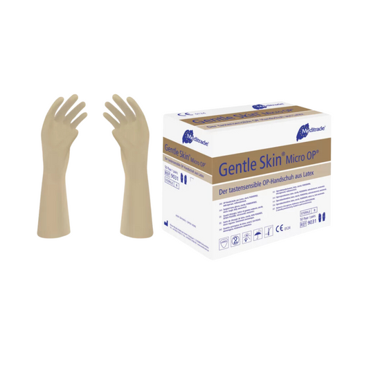 Bild einer Schachtel Meditrade Gentle Skin® Micro OP®, OP-Handschuhe aus Latex von Meditrade GmbH neben einem Paar Handschuhe. Die Verpackung enthält Text in Deutsch und verschiedene Symbole. Die beigefarbenen Operationshandschuhe sind mit der Handfläche nach außen abgebildet und zeigen ihre mikrotexturierte Oberfläche.