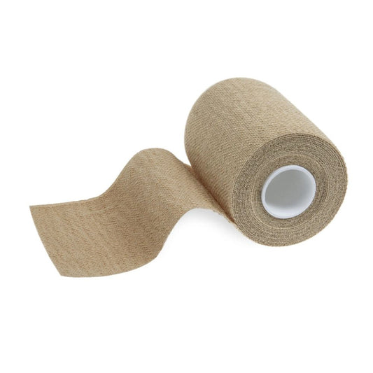 Eine Rolle beiges selbstklebendes Klebeband, wie die Meditrade ABE® extra haft kohäsive Kurzzugbinde der Meditrade GmbH, wird teilweise abgerollt, um ihre Textur freizugeben. Mit einem sichtbaren weißen zylindrischen Kern eignet sich dieses vielseitige Klebeband perfekt für medizinische oder sportliche Anwendungen.