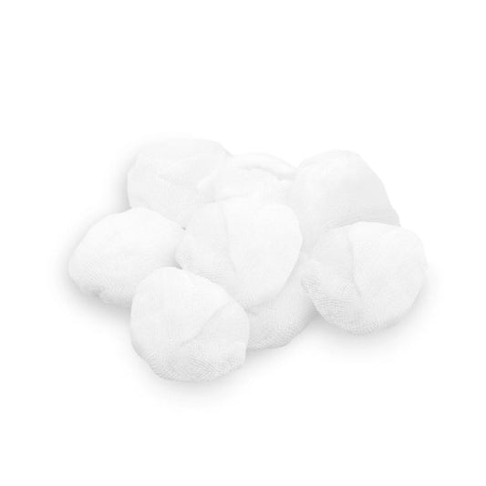 Auf weißem Untergrund sind acht Meditrade BeeSana® Mulltupfer Mulltupfer in den Größen 10 x 10 cm und haselnussgroß aus der 500er-Packung der Meditrade GmbH abgebildet. Locker zu einem Cluster angeordnet wirken sie weich und leicht.