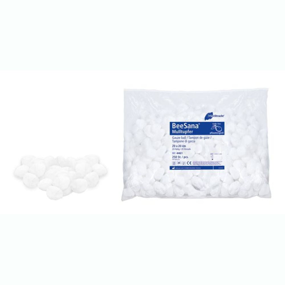 Auf der rechten Seite ist eine Packung Meditrade BeeSana® Mulltupfer ohne RöKo unsteril 20 x 20 cm Mullkompressen (250 Stück) der Meditrade GmbH mit ausführlicher Beschriftung zu sehen. Auf der linken Seite sind mehrere lose Mullkompressen verstreut auf einem makellos weißen Hintergrund.