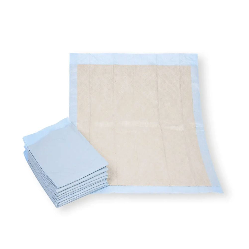 Neben einer offenen Unterlage ist ein Stapel Meditrade Bettschutzunterlagen 60 x 90 cm aus umweltfreundlichem Recyclingzellstoff zu sehen. Mit ihrem rechteckigen Design mit blauem Rand und beiger Mitte bieten diese Unterlagen der Meditrade GmbH Hygiene oder Schutz.