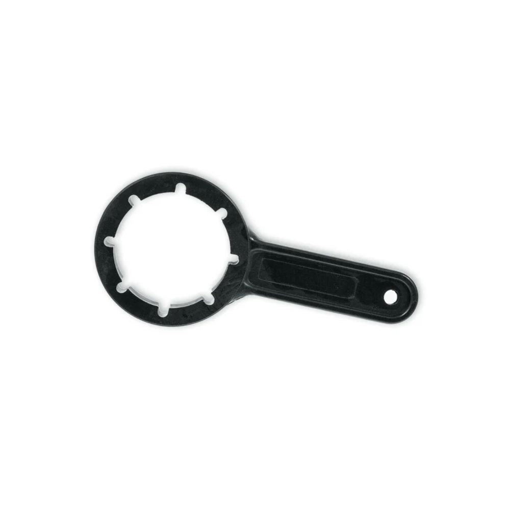 Der Kanisterschlüssel der Meditrade GmbH ist ergonomisch aus schwarzem Kunststoff gefertigt und hat einen runden Kopf mit sechs Zinken und einen flachen Griff mit Loch für eine einfache Handhabung. Dieses Werkzeug ist ideal zum Öffnen von 5-Liter- oder 10-Liter-Behältern und wird auf weißem Hintergrund präsentiert.