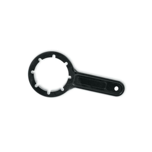 Der Kanisterschlüssel der Meditrade GmbH ist ergonomisch aus schwarzem Kunststoff gefertigt und hat einen runden Kopf mit sechs Zinken und einen flachen Griff mit Loch für eine einfache Handhabung. Dieses Werkzeug ist ideal zum Öffnen von 5-Liter- oder 10-Liter-Behältern und wird auf weißem Hintergrund präsentiert.