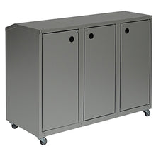 Der Novocal Wertstoffschrank Serie 3000 Dreifachsammler ist ein grauer Aluminium-Recyclingschrank mit drei Fächern, jedes mit einer Tür und einem runden Einwurfloch. Vier elektrisch leitfähige Lenkrollen sorgen für leichte Mobilität.