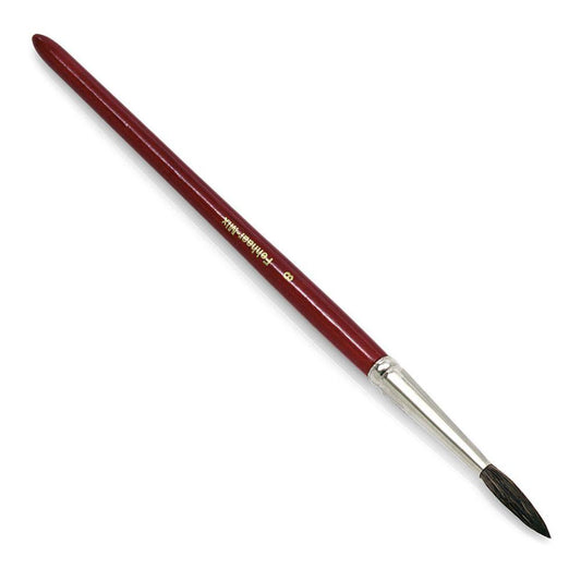 Ein Nölle Profi Brush Aquarellpinsel mit rotem Griff, vernickelter Zwinge und spitzen schwarzen Borsten ist kunstvoll diagonal auf weißem Untergrund positioniert.