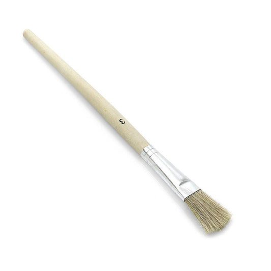 Der Nölle Profi Brush Emaillelackpinsel verfügt über helle Chinaborstenborsten, einen sich für Präzision verjüngenden Holzgriff in Handwerkerqualität und eine metallische Weißblechzwinge mit der Zahl „3“.