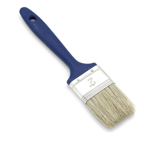 Der Nölle Profi Brush Flachpinsel 6 verfügt über eine helle Borstenmischung und Weißblechzwinge und einen blauen Kunststoffgriff mit Aufhängeloch. Der rechteckige Pinselkopf weist leichte Gebrauchsspuren auf, ist aber weiterhin perfekt für Malerarbeiten geeignet.