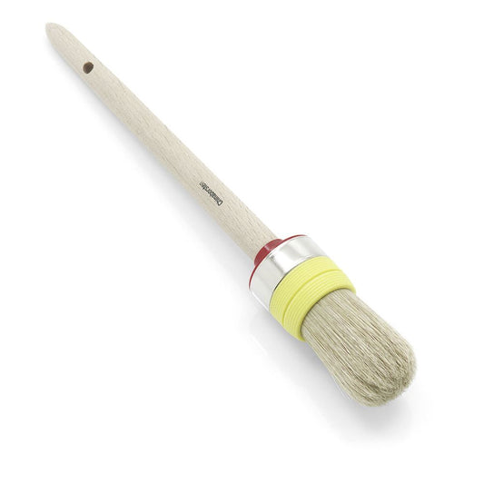 Der Nölle Profi Brush Handwerker-Ringpinsel verfügt über hochwertige Naturborsten, einen Holzgriff mit Aufbewahrungsloch und eine Metallzwinge. Er ist im Borstenbereich mit einem gelben Band versehen und darüber mit einem roten Ring akzentuiert.