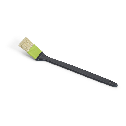 Der Nölle Profi Brush Industrie-Heizkörperpinsel mit beiger Borstenmischung und langem, schwarzem Stiel mit Aufhängeloch eignet sich ideal für wasserlösliche Farben. Sein Borstenkopf wird durch ein grünes Band gehalten und liegt stilvoll schräg vor weißem Untergrund.