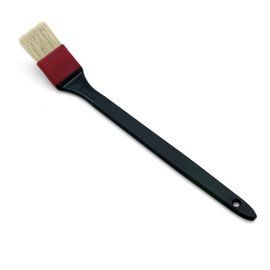 Ein Nölle Profi Brush Industrie-Heizkörperpinsel mit schwarzem Griff, beigen Chinaborsten und einer roten Kunststoffzwinge. Der Griff hat ein Loch zum Aufhängen und ist schräg auf weißem Untergrund abgebildet.