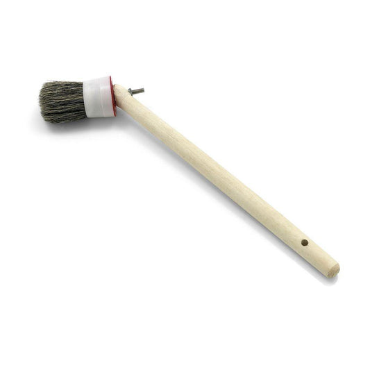 Der Nölle Profi Brush Industrie-Winkelpinsel verfügt über eine graue Borstenlänge von 65 mm auf einem langen Holzstiel, gesichert mit einem Metallband und einem Stift für Handwerkerqualität. Ein Loch im Griff ermöglicht eine einfache Aufbewahrung, ideal für präzise Malerarbeiten.