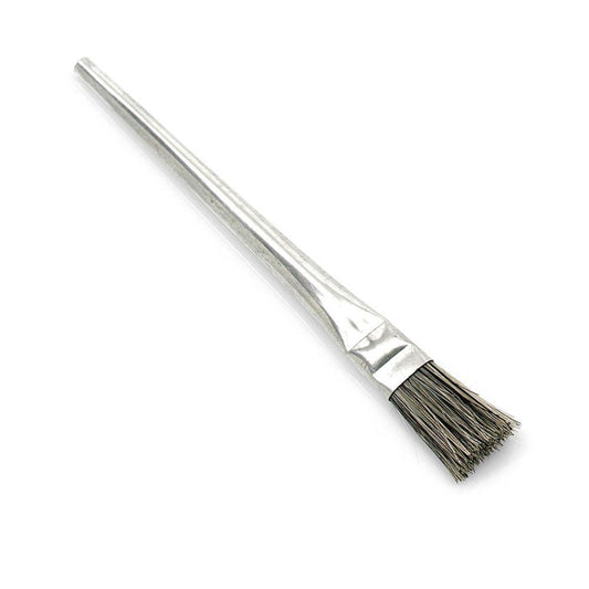 Ein Nölle Profi Brush Lötwasserpinsel mit metallischem Aluminiumgriff und grauer Chinaborste ist vor einem weißen Hintergrund abgebildet, leicht nach links geneigt, um seine professionelle Qualität zu demonstrieren.