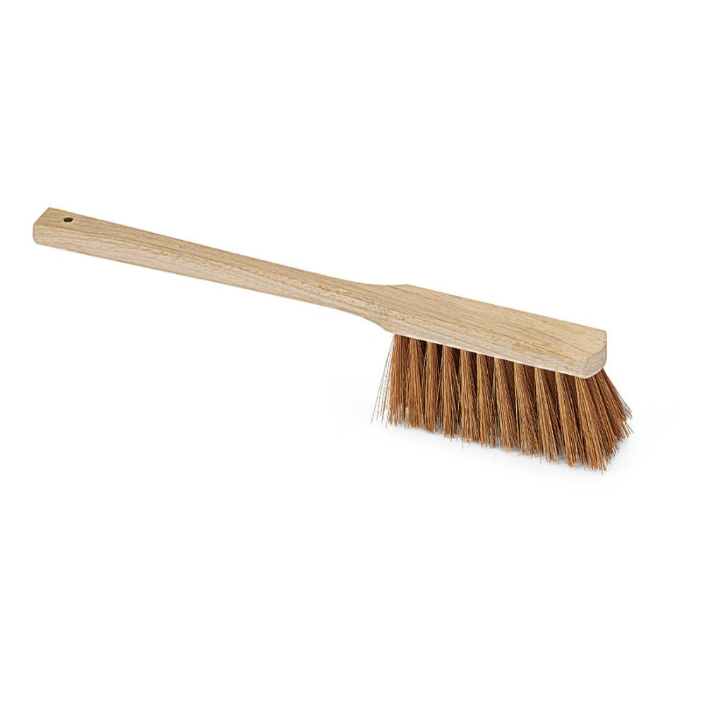 Lernen Sie den Nölle Profi Langstielhandfeger Poly-Kokos 43 cm kennen: eine Bürste mit Holzgriff und steifen braunen Borsten, ideal für groben Schmutz. Der lange Griff hat ein Loch zur einfachen Aufbewahrung, und die dicht stehenden Borsten sorgen für hervorragende Schrubbkraft.
