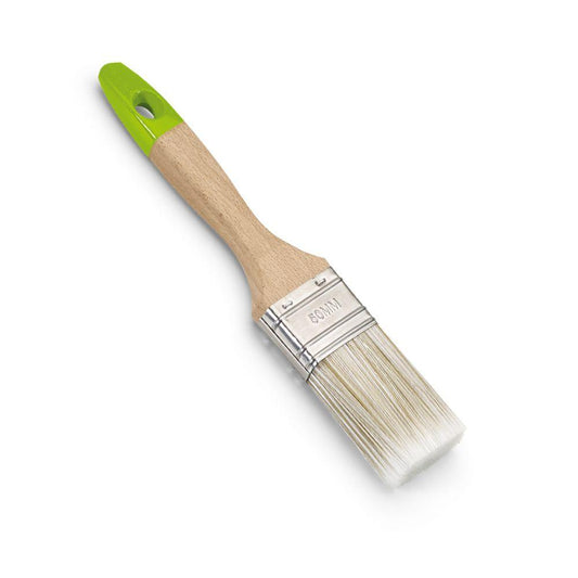 Der Nölle Profi Brush Prestige Maler-Lackierpinsel verfügt über einen Holzgriff, eine grüne Kunststoffspitze und ein 60 mm breites gestanztes Metallband und verwendet weiße vollsynthetische Spezialborsten für hochwertige Lackierergebnisse.