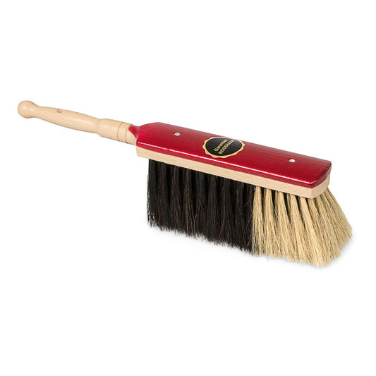 Wir präsentieren den Nölle Profi Brush Stubenhandfeger Rossschweifhaar von Nölle Profi Brush Bürsten- & Pinseltechnik e.K. – ein 30 cm großes Werkzeug mit Staubbinde-Eigenschaften mit schwarzen und beigen Rossschweifhaar-Borsten auf einem roten Block und einem hellen Holzgriff mit abgerundetem Ende.
