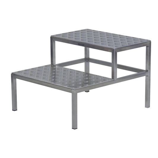 Der Novocal OP-Tritt 2-fach ist eine zweistufige Metallplattform mit Rautenmuster in den Maßen 600 x 700 x 450 mm (BxTxH), mit einer größeren unteren Stufe und stabilen Metallfüßen. Die Packung enthält ein Stück.