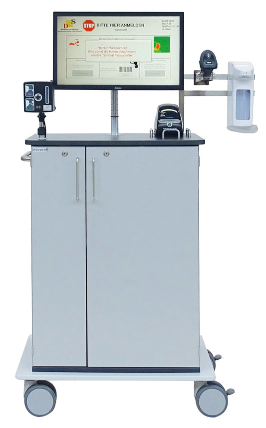 Der Novocal Digitaler Empfangsassistent mit Temperaturmessung ist ein mobiler Medizin-Workstationwagen mit Monitor, Barcode-Scanner, Handdesinfektionsspender, Drucker sowie Besucherregistrierung und zwei Schranktüren auf vier Rollen.