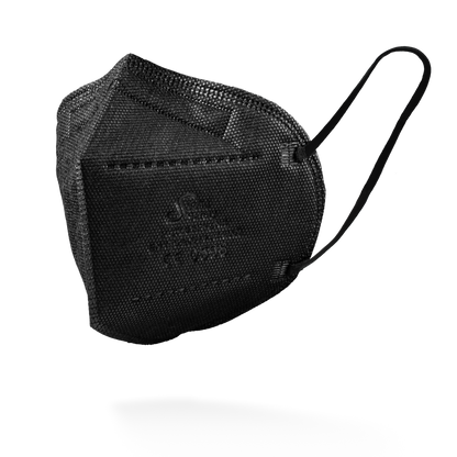 Die SolidSafety Filtrierende Halbmaske FFP2 NR der AMPri Handelsgesellschaft mbH in schwarz steht vor einem schlichten weißen Hintergrund und ist mit Ohrschlaufen und sichtbaren Randnähten versehen.