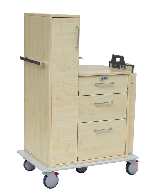 Der Novocal Patientenwagen zeichnet sich durch ein helles Holzdesign mit drei Schubladen, einem hohen Seitenschrank und einem Klemmbretthalter aus. Sein Vollkunststoffplatten-Fahrgestell sorgt für reibungslose Mobilität. Metallgriffe, abschließbare Schublade und rot-graue Räder bieten sicheren Transport.