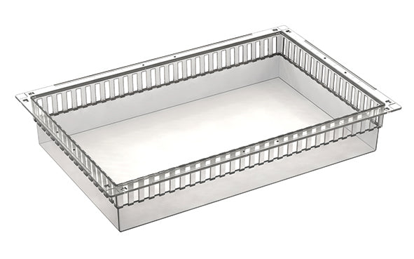 Ein 3D-Rendering zeigt das Novocal PC-Modul transparent teilbar (600 x 400 x 100 mm), ein rechteckiges Tablett mit belüfteten Oberseiten, einer offenen Oberseite, flachem Boden, geraden Kanten und gleichmäßig verteilten rechteckigen Schlitzen. Inklusive Auszugsstopps. Verpackung (1 Stück).