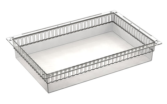 Ein 3D-Rendering zeigt das Novocal PC-Modul transparent teilbar (600 x 400 x 100 mm), ein rechteckiges Tablett mit belüfteten Oberseiten, einer offenen Oberseite, flachem Boden, geraden Kanten und gleichmäßig verteilten rechteckigen Schlitzen. Inklusive Auszugsstopps. Verpackung (1 Stück).