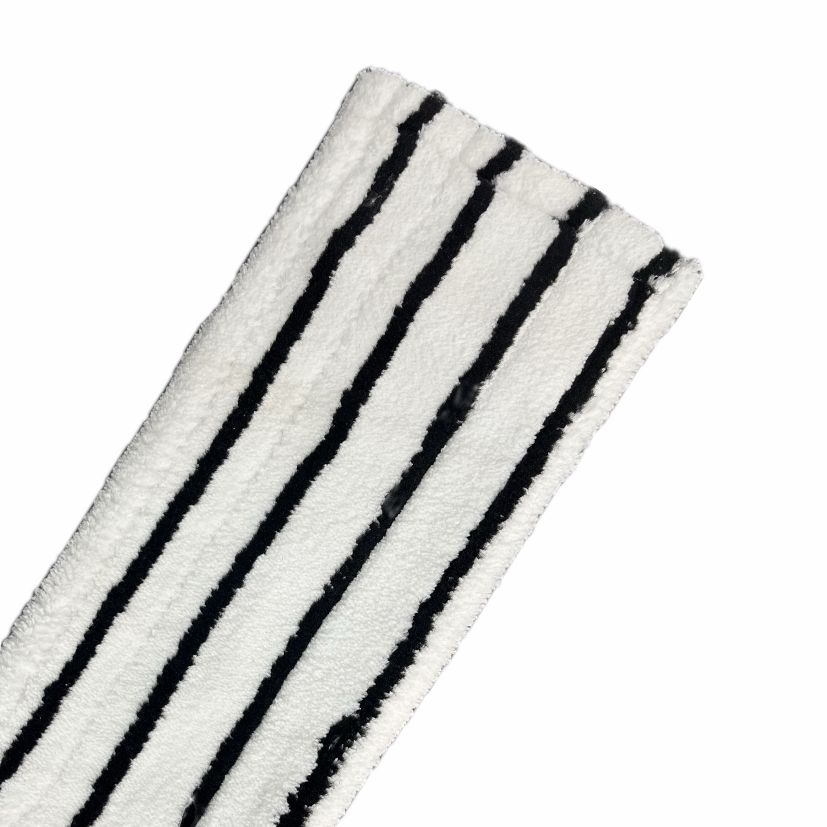 Eine Nahaufnahme des Arcora EXCELLENT HARD MOPP GRAU-WEISS von Arcora International GmbH - ein grau-weißer, rechteckiger Mopp mit gleichmäßig verteilten schwarzen Streifen, der für die effektive Reinigung von Hartböden entwickelt wurde. Das weiche, strukturierte Material ähnelt einem hochwertigen Wischpad.