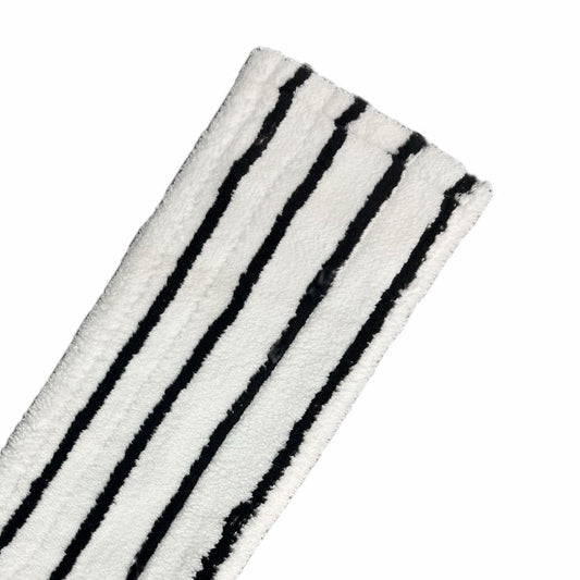 Eine Nahaufnahme des Arcora EXCELLENT HARD MOPP GRAU-WEISS von Arcora International GmbH - ein grau-weißer, rechteckiger Mopp mit gleichmäßig verteilten schwarzen Streifen, der für die effektive Reinigung von Hartböden entwickelt wurde. Das weiche, strukturierte Material ähnelt einem hochwertigen Wischpad.