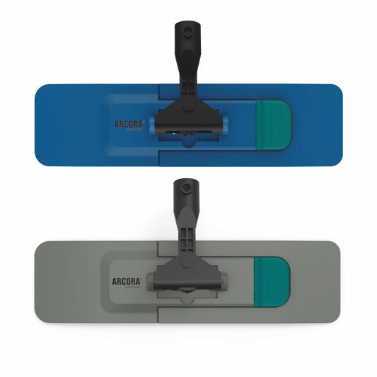 Abgebildet sind zwei rechteckige Flachmopphalter, einer blau und einer grau, jeweils mit schwarzem Drehgelenk und Mittelklemme. Auf der linken Seite der beiden Arcora Profi Mopp-Klapphalter Standard Blau der Arcora International GmbH ist "ARCORA" aufgedruckt.
