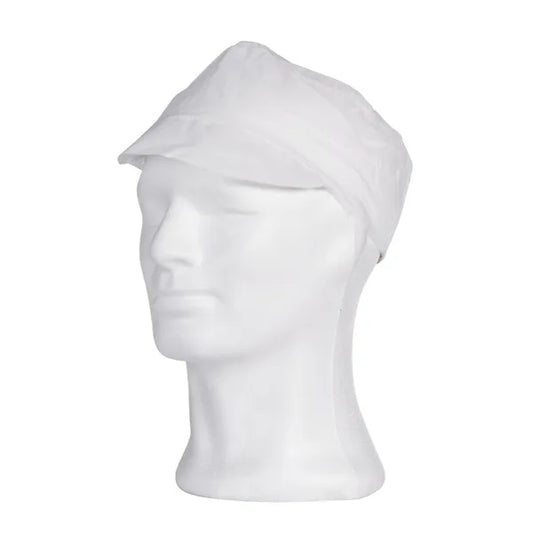 Eine weiße AMPri PP-Mütze mit Schirm (Größe M, Box 100 Stück) wird auf dem Kopf einer Schaufensterpuppe gezeigt, ideal als Hygieneschutzmütze in der Lebensmittelverarbeitung. Die Mütze hat eine kurze, abgerundete Krempe und ist auf weißem Hintergrund abgebildet.