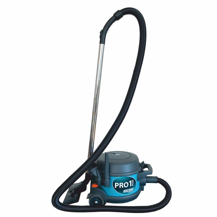Der Arcora Pro1Plus Staubsauger Profi Gewerbesauger von Arcora International GmbH ist ein leistungsstarker Gewerbesauger mit einem langen schwarzen Schlauch, einem Metallrohr und einem dunkelgrauen Gehäuse mit Rädern und blauen und orangefarbenen Akzenten.