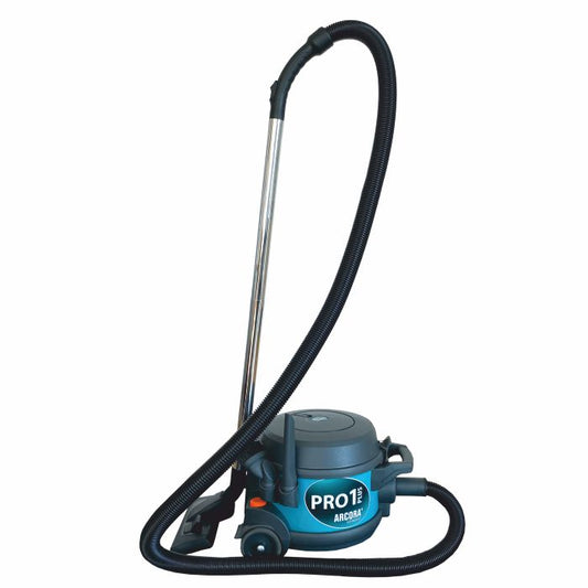 Der Arcora Pro1Plus Staubsauger Profi Gewerbesauger von Arcora International GmbH ist ein leistungsstarker Gewerbesauger mit einem langen schwarzen Schlauch, einem Metallrohr und einem dunkelgrauen Gehäuse mit Rädern und blauen und orangefarbenen Akzenten.