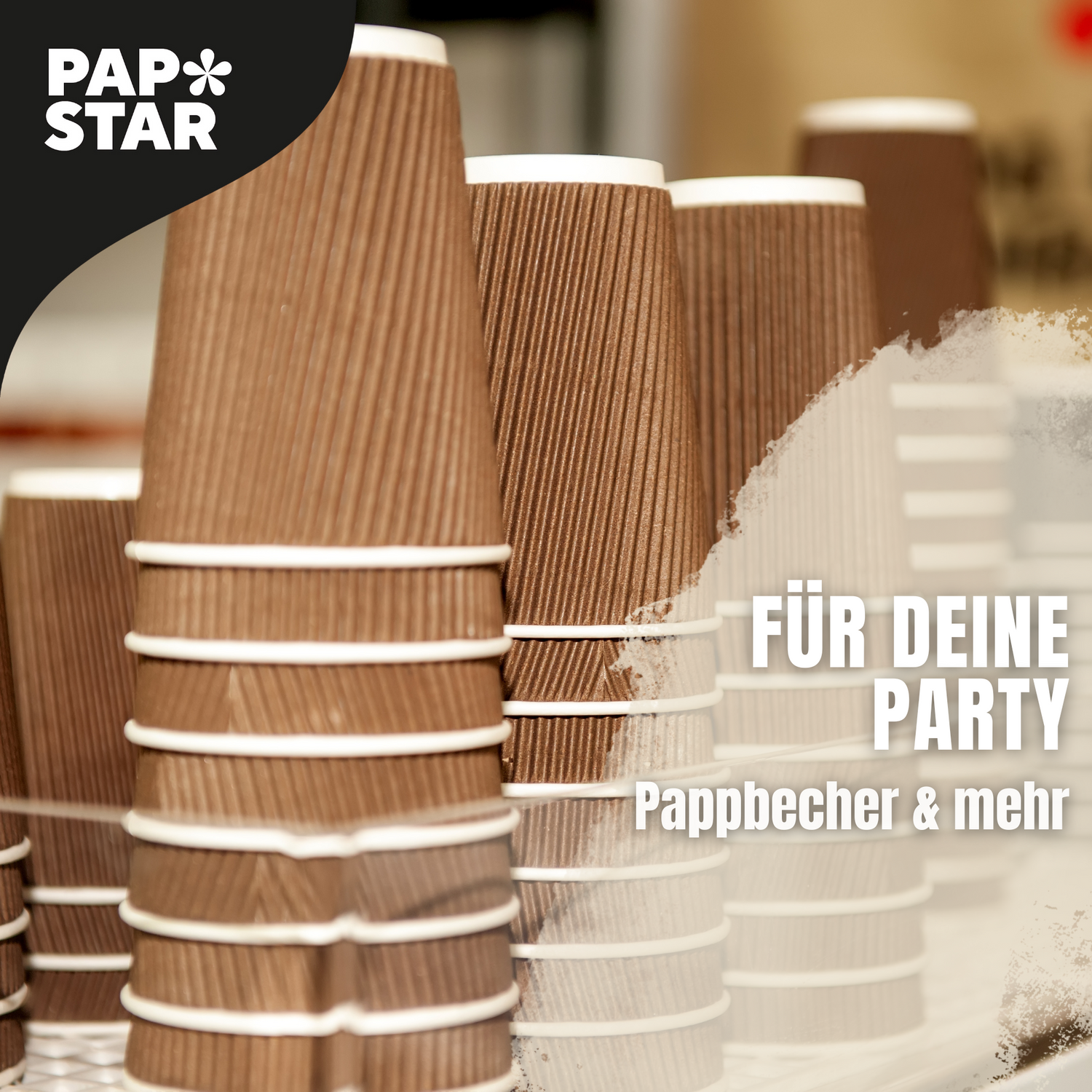 Mehrere Stapel brauner Pappbecher, die mit weißen Bändern gesichert sind, mit dem Text 'Für deine Party – Pappbecher & mehr' und dem Logo von Papstar im oberen linken Bereich.