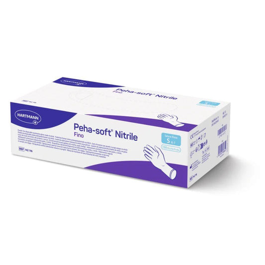 Eine Schachtel mit Einweghandschuhen Peha-soft® nitrile fino der Paul Hartmann AG in der Größe S 5-6 weist ein weiß-violettes Design mit Abbildungen und Symbolen auf, die auf die puder- und latexfreien Eigenschaften hinweisen.