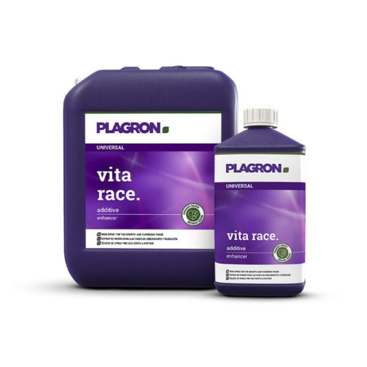 Zwei Behälter mit Plagron Vita Race von Bertels B.V. zur Stimulierung des Blattwachstums umfassen einen dunkelvioletten, würfelförmigen Krug und eine kleinere Flasche mit weißem Deckel. Beide haben violette Etiketten mit grünen Akzenten – perfekt für die Wachstumsphase.