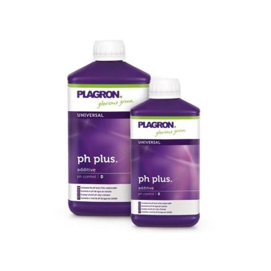 Vor einem weißen Hintergrund stehen zwei violette Flaschen Plagron pH Plus von Bertels B.V. mit weißen Verschlüssen und der Aufschrift „Universal“ und „pH-Kontrolle“. Sie sollen den pH-Wert erhöhen und die Nährstoffaufnahme optimieren.