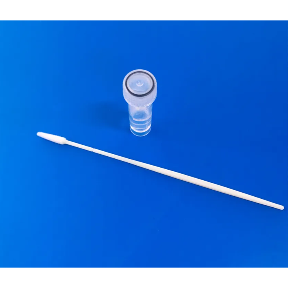 Ein Pluslife-Kontrolltupfer zur Erkennung von HPV und STI (Auslaufartikel, 1 Stück) und das dazugehörige versiegelte Fläschchen werden auf einer blauen Fläche angeordnet, wobei der beflockte Tupfer diagonal und das Fläschchen aufrecht neben seinem oberen Ende platziert wird.