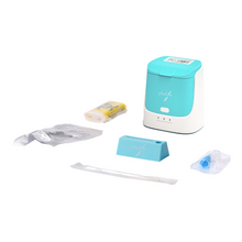 In der Mitte ist ein Pluslife Integrated Nucleic Acid Testing Device (Vet-Version) in Türkis und Weiß mit seinen Komponenten zu sehen: ein versiegelter Beutel, ein gelbes Päckchen, ein Plastikstab, ein blaues Objekt und ein rechteckiger türkisfarbener Artikel – ideal für veterinärmedizinische Anwendungen.