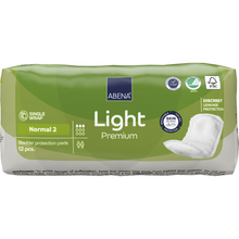 Eine Packung ABENA Light Normal 2, Premium von Abena Re-Seller GmbH (12 Stück) bietet diskreten Auslaufschutz und hohe Saugfähigkeit. Die grün-weiße Verpackung zeigt mit Produktinfos und Piktogrammen die erweiterten Vorteile.