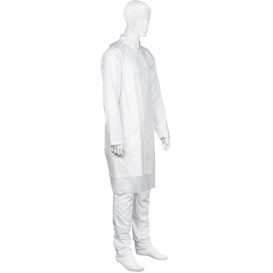 Eine Schaufensterpuppe trägt eine weiße Abena Re-Seller GmbH Einwegschürze, Geblockt, 75x125 cm, 18 my LDPE, die Oberkörper und Oberschenkel über einem weißen Hemd und einer Hose bedeckt. Die hygienische Schürze ist aus Kunststoff gefertigt und wird in Packungen zu 50 Paar geliefert.