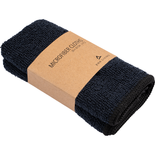 Ein gefaltetes schwarzes ENA Living Mikrofasertuch (2er Set, 30x30 cm) von Abena Re-Seller GmbH mit einem braunen Papieretikett - ideal als Reinigungstuch Haushalt. Die Packung enthält 2 Paare.