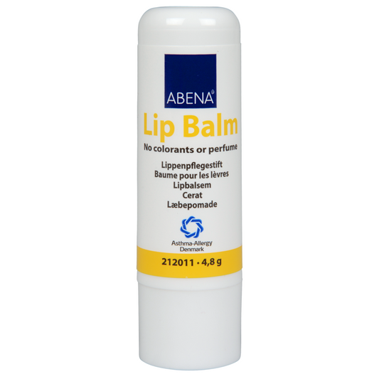 Eine weiße Tube Abena Re-Seller GmbH Lippenpflegestift, Stick, 4,8 g mit blauer Kappe und mehrsprachigem Etikett mit dem Hinweis "Ohne Farbstoffe und Parfüm". Verfügt über ein blaues Allergiker-Logo und bietet langanhaltende Feuchtigkeit. Verkauft in Packungen mit 20 Paaren.